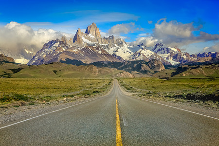 通往山脉的公路摄影照片_通往 El Chalten、Fitz Roy、阿根廷巴塔哥尼亚、Los Glaciares 的公路
