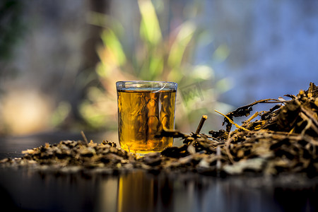 呼吸均匀摄影照片_由一些 ardusi 叶、蜂蜜、生姜和叶汁混合均匀用于治疗的木质表面哮喘补救措施。