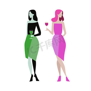 两个美女朋友喝酒。