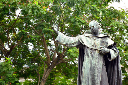 马托摄影照片_圣托马斯大学米格尔德贝纳维德斯雕像在马尼拉，