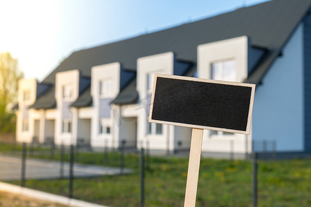 真实黑板摄影照片_针对公寓家庭住宅的空白黑色广告牌空样机模板黑板标签在联排别墅。