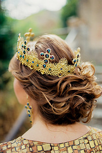 石子摄影照片_新娘头上的金色皇冠。