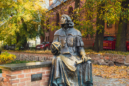 古拉尔摄影照片_波兰奥尔什丁 — 2022 年 10 月，尼古拉斯·哥白尼雕像在他著名的城堡附近。