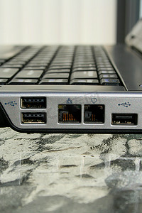 科技蓝色背景摄影照片_笔记本电脑键盘和 USB 端口