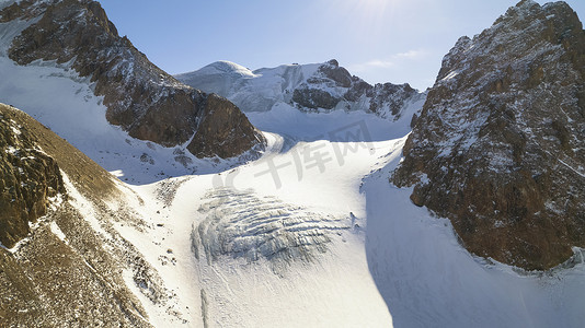 雪山岩石摄影照片_大冰川之间的高雪山。
