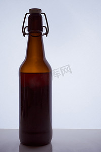 黑色白色背景上带软木塞的啤酒瓶的彩色轮廓