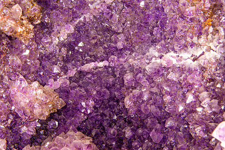 宝石晶簇摄影照片_紫水晶，用于结石愈合的宝石晶簇