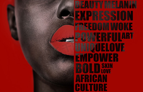 一个黑人妇女的信息、赋权和面孔，在工作室的红色背景上孤立地写着文字。