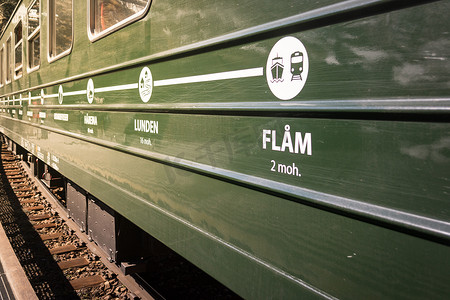 弗洛伦斯摄影照片_Flamsbana（弗洛姆线）火车车厢的外部，这条长长的铁路线位于挪威艾于兰的米达尔和弗洛姆之间。