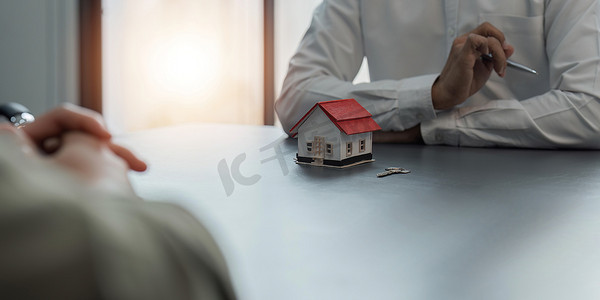 房地产经纪人谈到了购房协议、房屋销售和家庭保险概念的条款