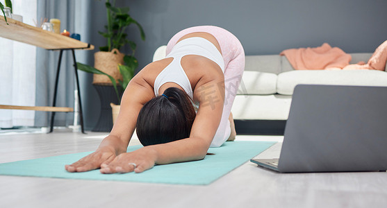 伸展运动、瑜伽或在线课程中的女性进行健身锻炼或在家直播锻炼。