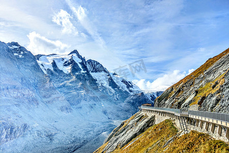 美丽的高山山脉，位于奥地利 Grossglockner 山的顶部。