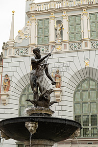 波兰格但斯克老城的海王星喷泉雕像。