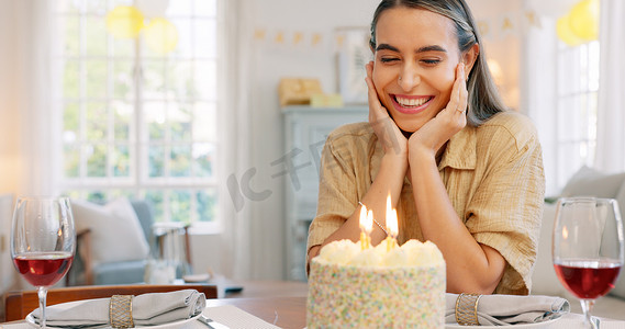 情侣、生日和蛋糕，亲吻、吹蜡烛和拥抱，在家里的聚会上微笑和鼓掌。