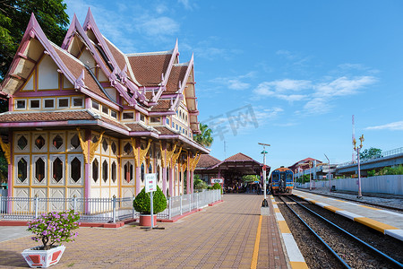 晴朗的一天摄影照片_泰国华欣火车站在晴朗的一天