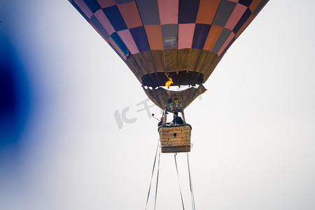 加热空气摄影照片_以喜马拉雅山脉为背景的柳条篮中用火加热空气的热气球篮的特写镜头，展示了库鲁马纳利山谷的这次冒险