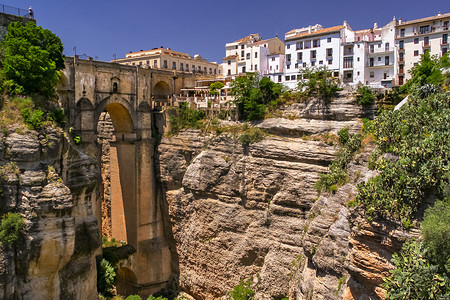 西班牙安达卢西亚 Ronda 白村历史悠久的 Puente Nuevo 桥