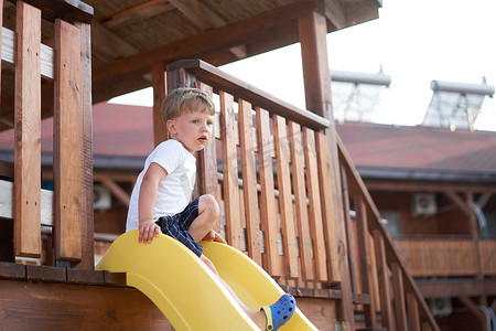 小男孩在游乐场玩滑梯 活跃的童年 享受夏天