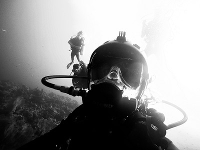 高端背景黑色摄影照片_潜水员的高端水下面具