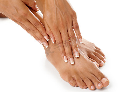 女人、手脚、美容和护肤品、修指甲和修脚水疗护理用指甲放大。