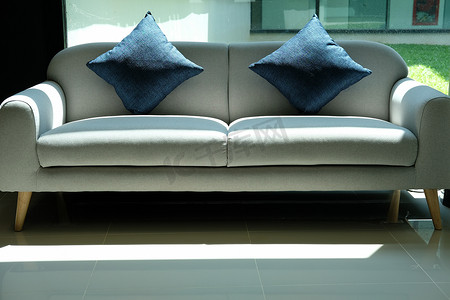 客厅沙发沙发家具上的蓝色织物枕头