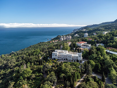 卡地亚手提袋摄影照片_里瓦迪亚宫鸟瞰图 - 位于克里米亚雅尔塔地区里瓦迪亚村黑海沿岸。