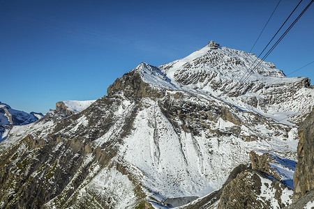 松峰山摄影照片_雪朗峰的顶部和瑞士伯尔尼瑞士阿尔卑斯山的景色