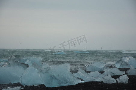 冰岛 Jokulsarlon Fellsfjara 钻石海滩的黑沙和晶莹剔透的冰块