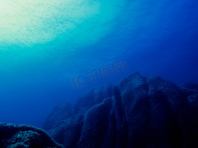 大海礁石摄影照片_与岩石海底的水下背景