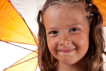 雨伞造型摄影照片_带雨伞的可爱小女孩特写镜头