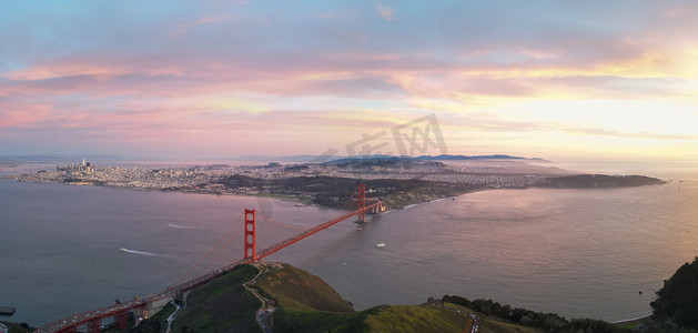 日落金山摄影照片_日落时的金门大桥和旧金山全景