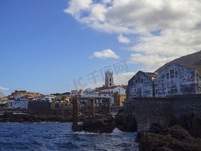 加拉奇科全景村中心与圣安娜海罗卡教堂和西班牙特内里费加那利岛老渔夫码头建筑和蓝天白云