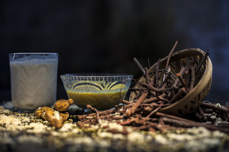 阿育吠陀血液净化器和亮肤面膜，由 Manjistha、绿豆、哈尔迪/姜黄和牛奶组成。