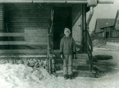 复古照片显示一个小男孩在冬天。