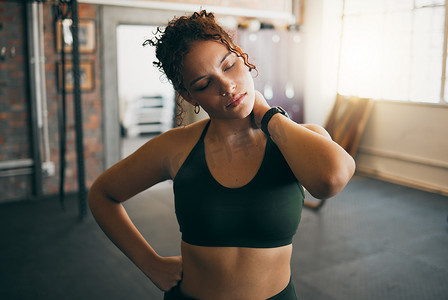健身、肩痛和女性在力量训练或运动后在健身房受伤。