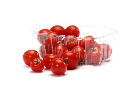 小超市摄影照片_在塑料零售超市包装的新鲜的红色西红柿，隔绝在白色背景。