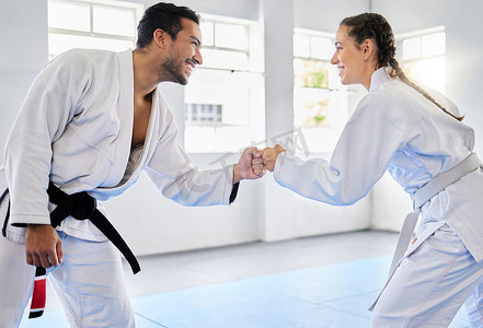 空手道、动力和拳头碰撞与在健身房或道场一起训练的男女战士。
