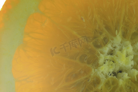 多汁的橙色切片特写镜头在白色背景的。
