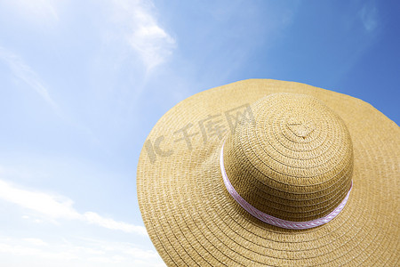 夏日阳光草帽在晴朗的一天在蓝天。