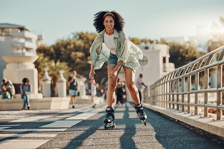 锻炼、城市和黑人女性轮滑以在户外健身、健康和保健。
