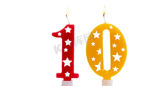 白色背景上燃烧的生日蜡烛，彩色数字 10，白色节日上孤立的 10 岁生日，派对蜡烛，生日快乐