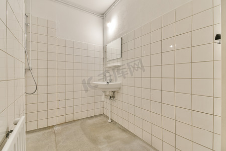 带白色瓷砖墙壁和水槽的浴室