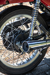 排气摄影照片_有辐条、排气装置和减震器的红色镀铬物摩托车