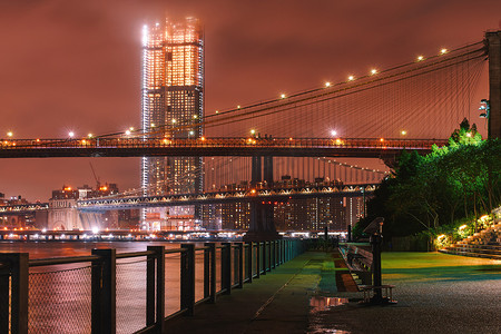 从纽约市布鲁克林大桥公园欣赏布鲁克林大桥和曼哈顿下城天际线的夜景