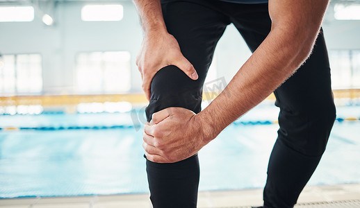 在健身房的背景下，手、膝盖受伤，游泳教练在游泳池里握着他的关节疼痛。
