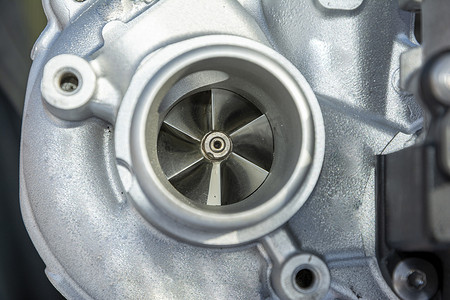 新型涡轮增压汽车发动机。