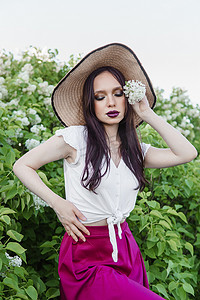 一个黑头发的时尚女孩，夏天淡紫色色调的春天肖像。