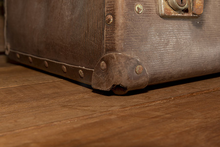 旧棕色皮箱上损坏的护角