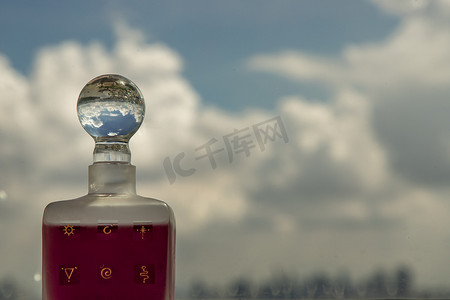 水晶城市摄影照片_透过玻璃瓶顶部的水晶球看