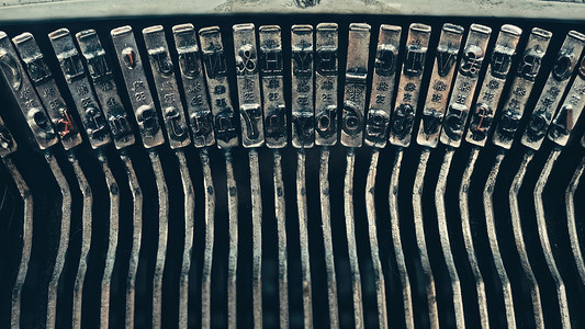 错字摄影照片_在复古书写机上打字的旧手动打字机的错字键
